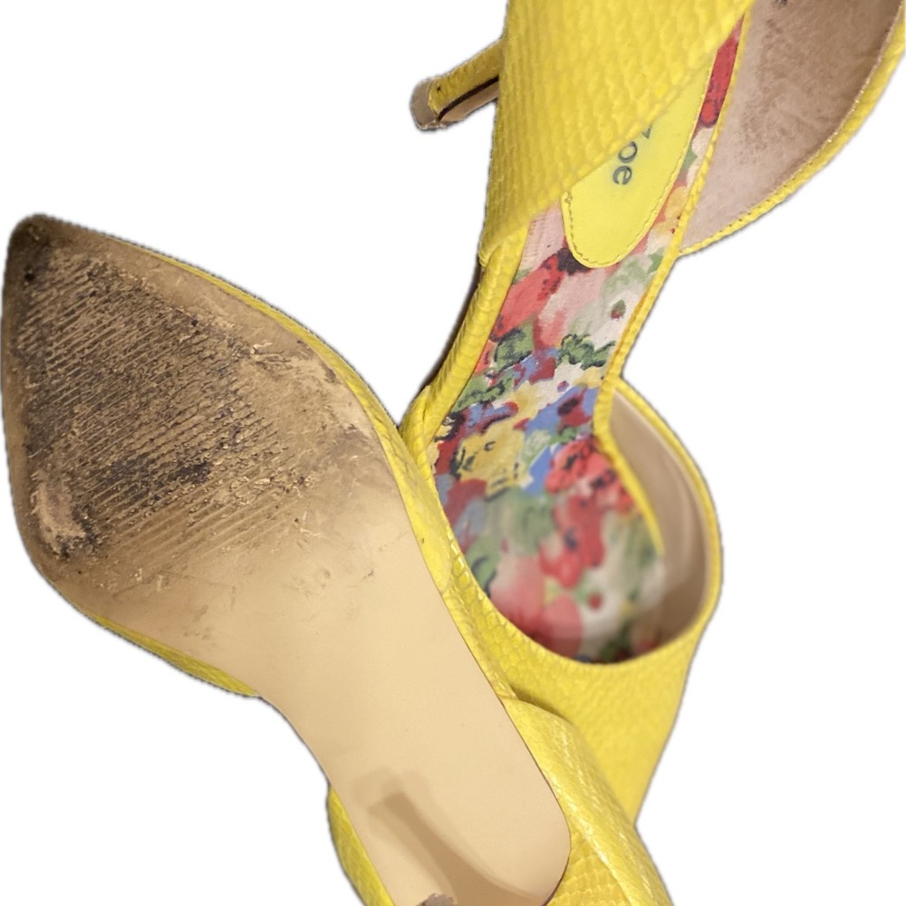 Eva & Zoe Yellow Textured Women's Heels - Picture 5 of 5